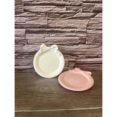 Χειροποίητο πορσελάνινο σουβέρ με φιόγκο σε απαλό χρώμα