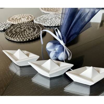 Χειροποίητη μπομπονιέρα καραβάκι με ναυτικό χαρακτήρα σε λευκή απόχρωση