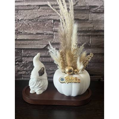 Κολοκύθα γούρι 2025 με λευκό ξωτικό, pampas και χρυσή διακόσμηση – χειροποίητη σύνθεση V by V.