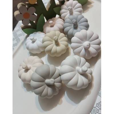 Χειροποίητη κολοκύθα μπομπονιέρα σε παστέλ αποχρώσεις από σκόνη πορσελάνης