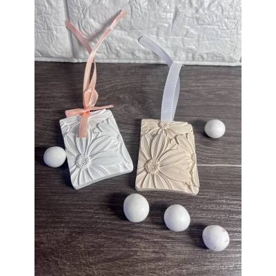 Μπομπονιέρα κρεμαστό λουλούδι από σκόνη πορσελάνης με κορδέλα