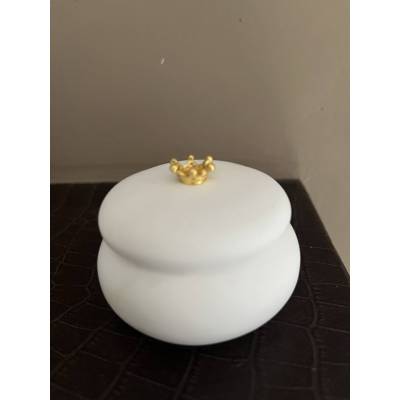 Χειροποίητο διακοσμητικό βαζάκι μακαρόν από σκόνη πορσελάνης με κορώνα.